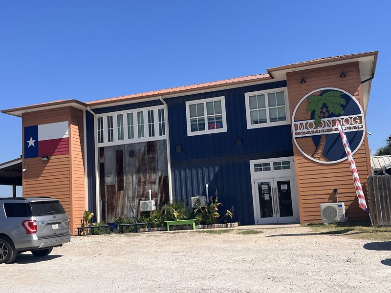 Moondog Seaside Eatery exterior