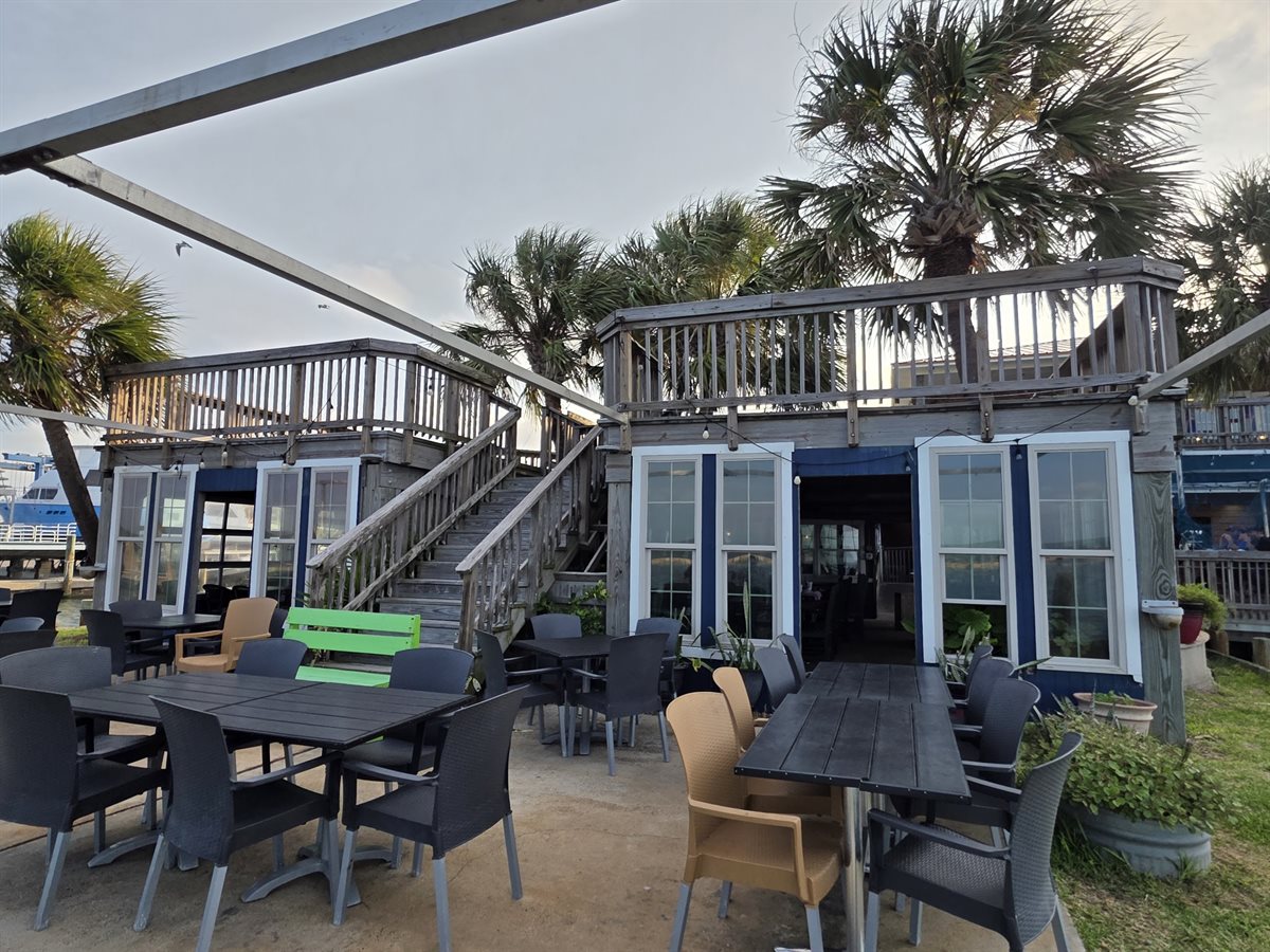 Moondog Seaside Eatery